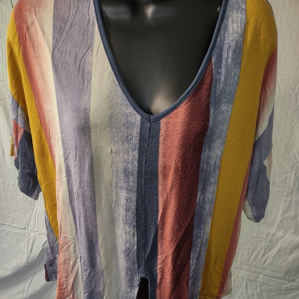 (292) Signature Studio size M, rayon, spandex Top